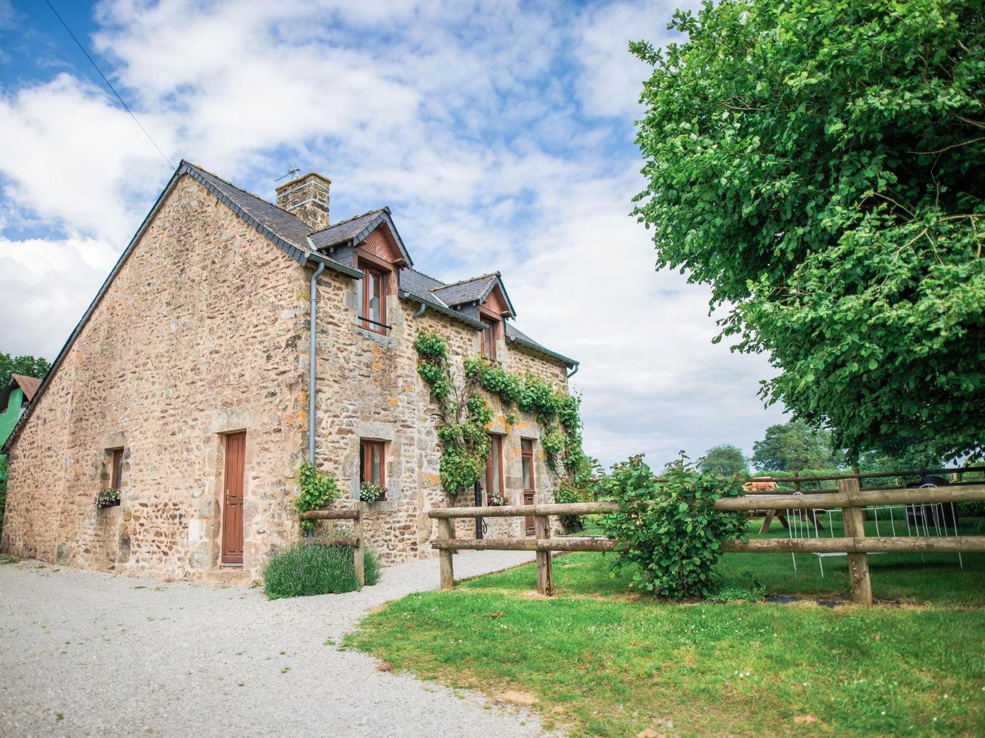 Gîte Saint-Léonard-des-Bois, 4 pièces, 6 personnes - FR-1-410-149 Exterior foto